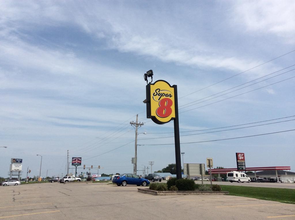 Super 8 By Wyndham Marshalltown Экстерьер фото