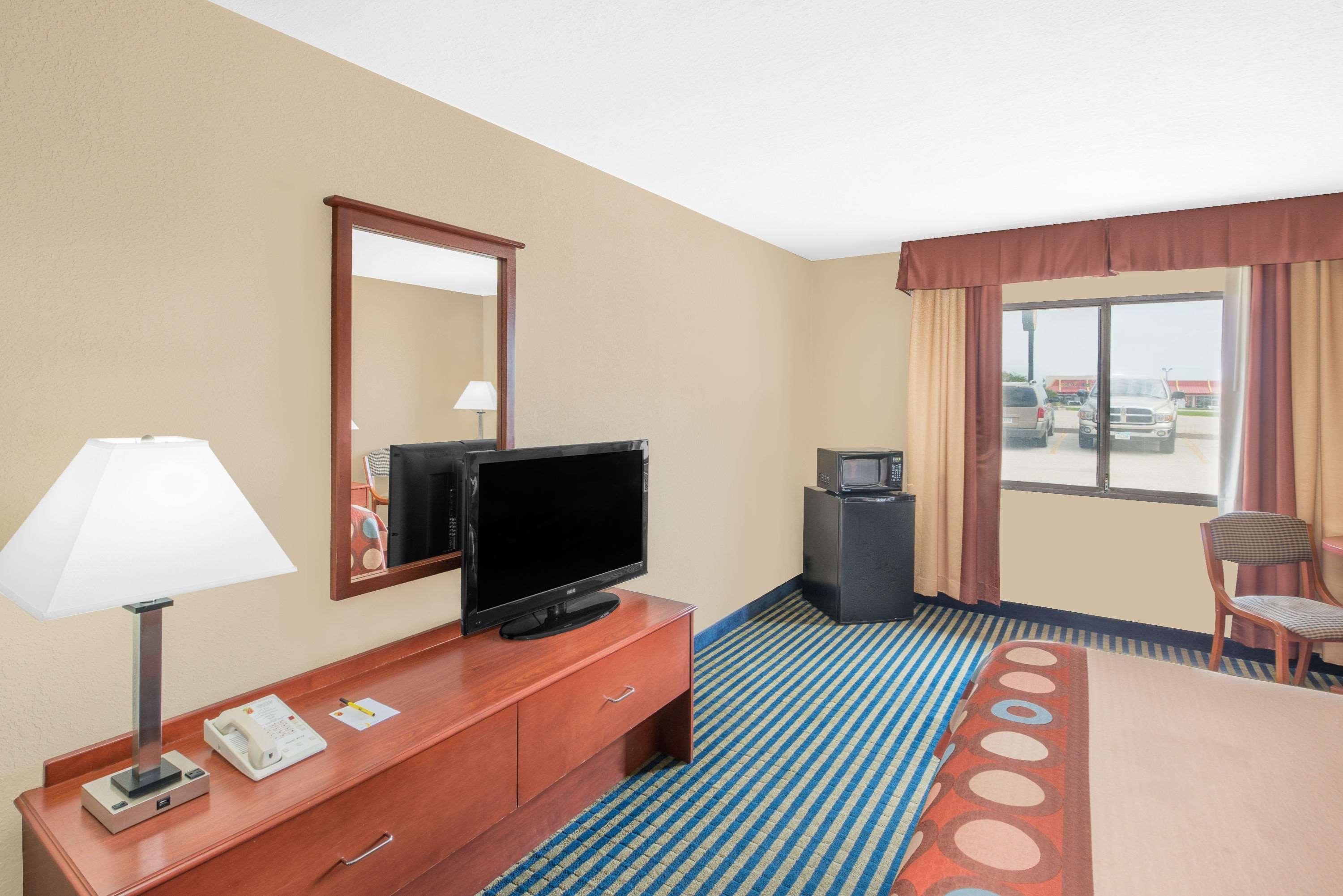 Super 8 By Wyndham Marshalltown Экстерьер фото