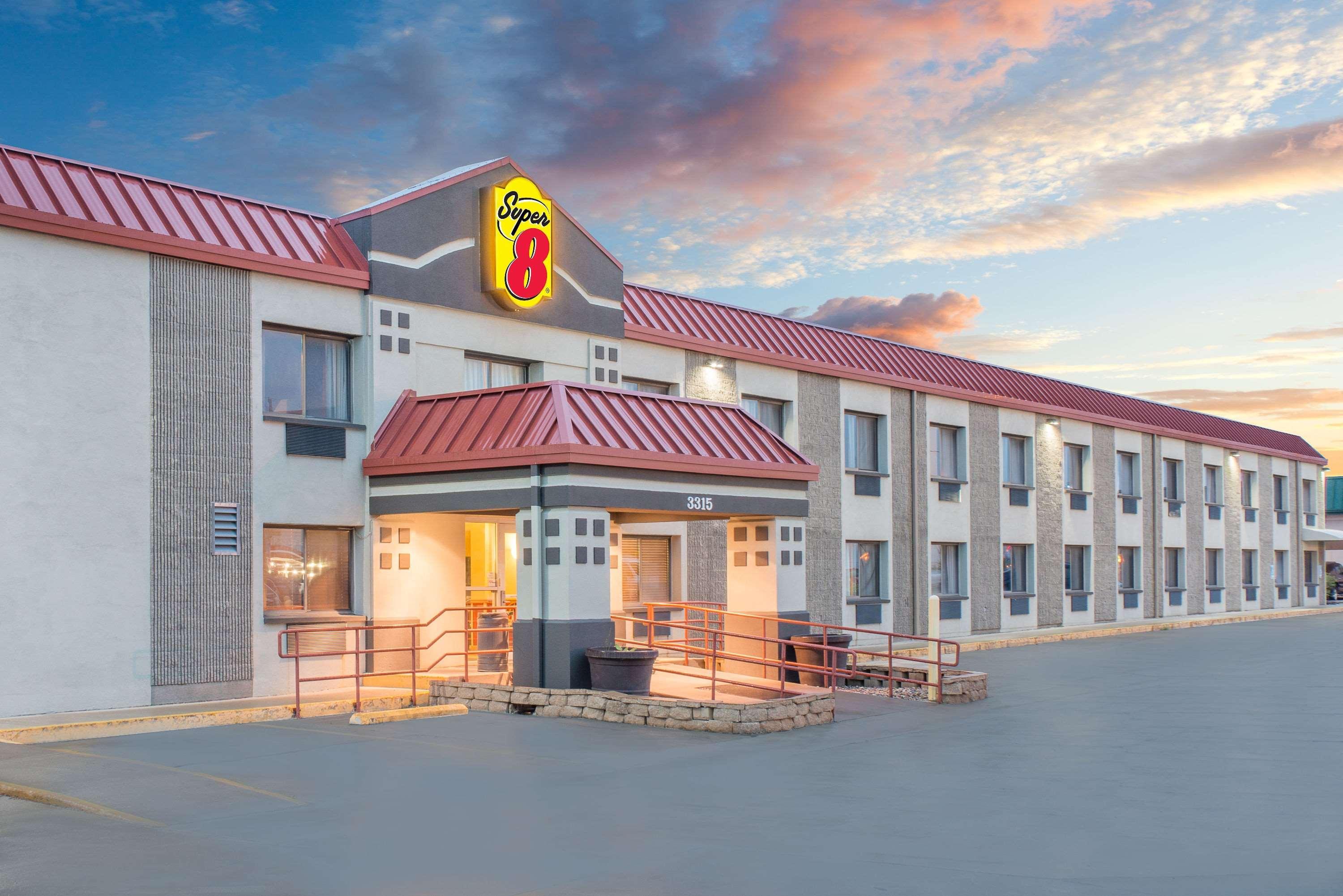 Super 8 By Wyndham Marshalltown Экстерьер фото