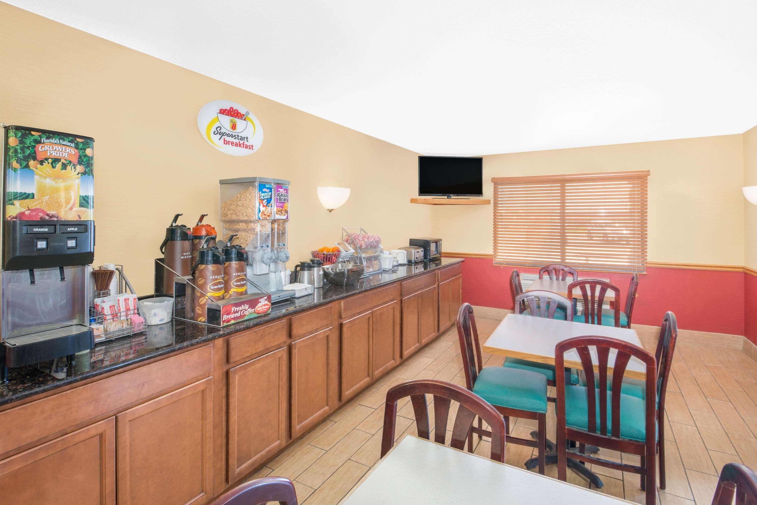 Super 8 By Wyndham Marshalltown Экстерьер фото