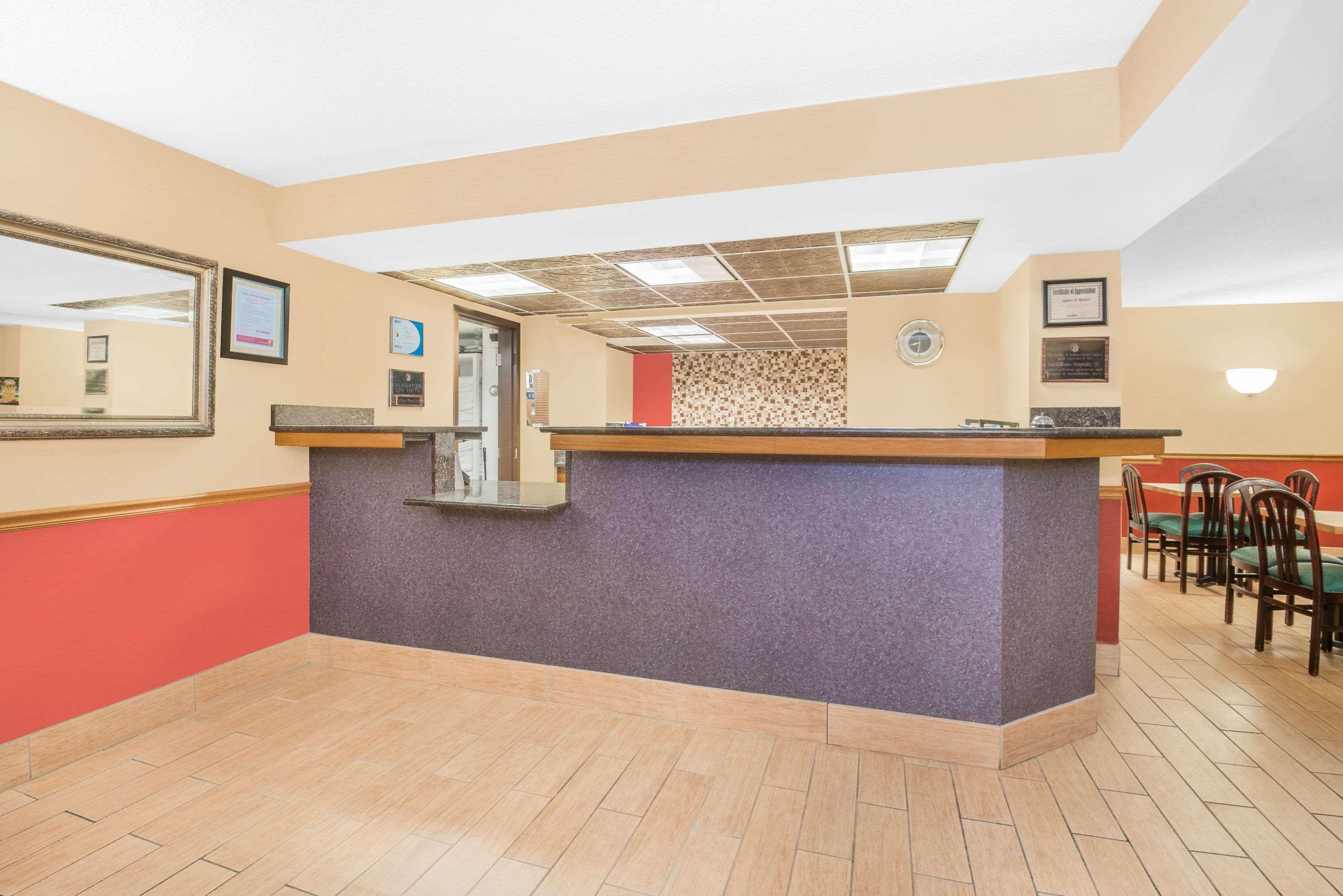 Super 8 By Wyndham Marshalltown Экстерьер фото